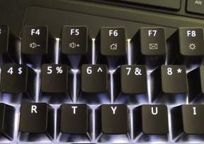 电脑键盘灯亮了怎么关 键盘灯如何调节亮度